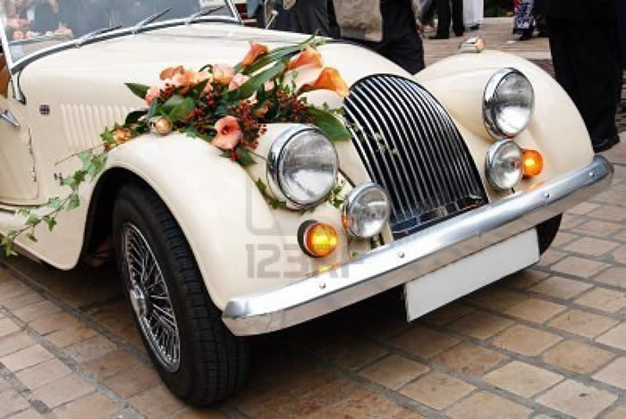 Wedding bouquet on vintage wedding car