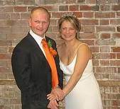 Professional Lady Toastmaster's bride and groom cutting the cake